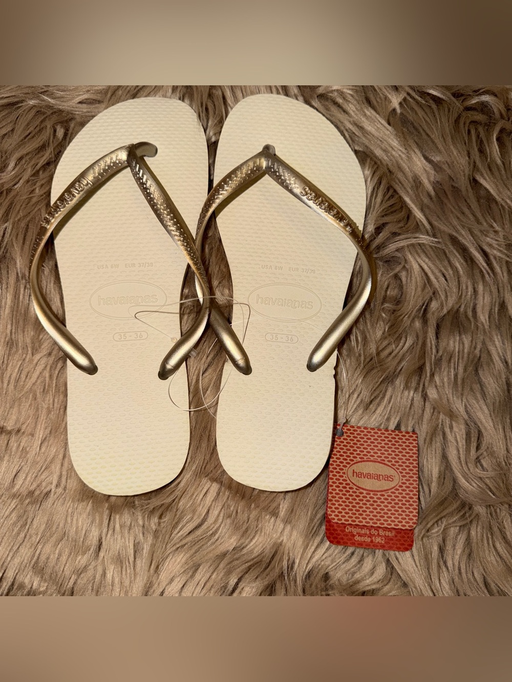Havaianas Women's Flip Flops in Gold Straps and Beige Footbed sz 6